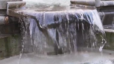 Çeşme şelalesi yakında. Yavaş çekimde düşen su