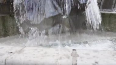 Fıskiyenin suyun düşüşü ve akışı yavaş çekimde yakın çekim