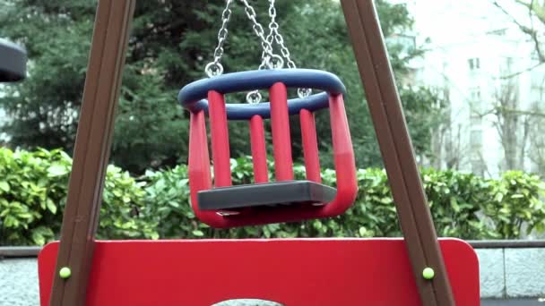 Порожня Гойдалка Дитячому Майданчику Парку Сидіння Гойдається Ланцюгах Повільному Русі — стокове відео