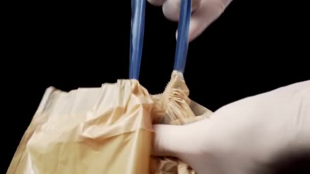 Les Mains Gantées Attachent Les Bretelles Bleues Sac Poubelle Beige — Video