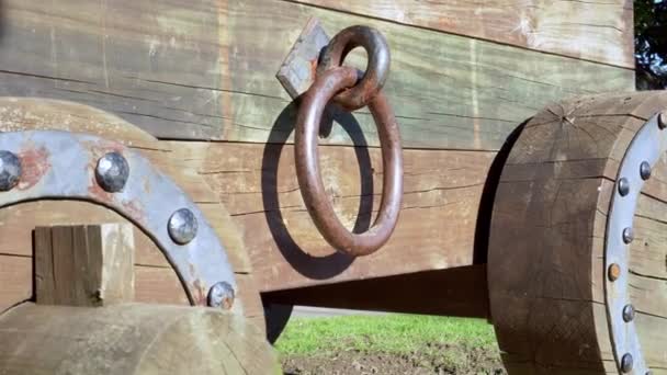 Carrello Antico Con Ruote Legno Incrinato Rivetti Ferro Arrugginito Ferro — Video Stock