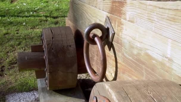 木製の割れた車輪と鉄のノッカーとアンティークの大砲のカート — ストック動画