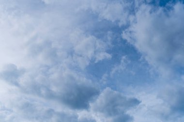 Bulutlu parlak mavi gökyüzü bulutlu