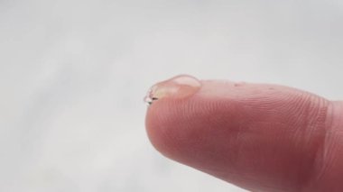 Hijyenik dezenfektan dezenfektan yavaş çekimde parmağa akar. Makro çekim.