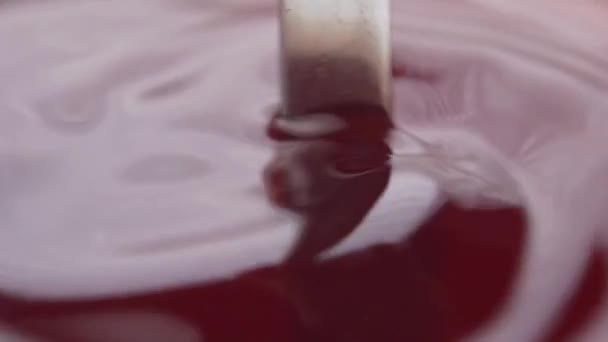 Yavaş Çekimde Kaşık Karıştıran Siyah Çay Çay Kaşığı Girdap Makro — Stok video