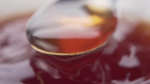 Mengisi Dan Menuangkan Minuman Teh Hitam Dengan Sendok Teh Dalam — Stok Video