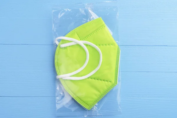 Ademhalingskleur Groen Medisch Masker Plank Achtergrond Plastic Nieuwe Verpakking Een — Stockfoto