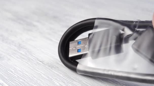 Aankoop Nieuwe Usb Kabel Een Plastic Verpakking Close Een Stekker — Stockvideo