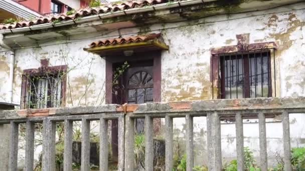 Oviedo Spania Februarie 2021 Casa Veche Abandonată Pereți Moși Bare — Videoclip de stoc