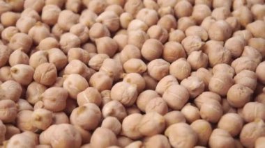 Çiğ bezelyeler dönüşümlü. Yakın çekim.