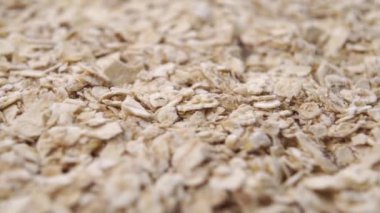 Pişmemiş mısır gevreğinin içinde yulaf ezmesi. Döndürme. Makro atış. Sağlıklı kahvaltı kavramı