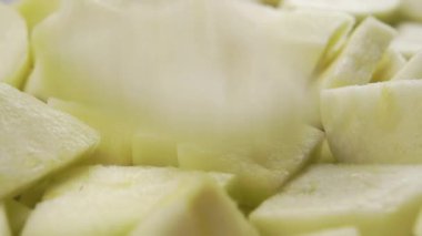 Taze olgun dilimlenmiş kabak dolması, dönüşümlü, makro çekim yakın.