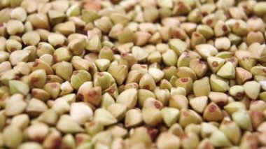 Pişmemiş yeşil karabuğday tanelerini yakından çek. Makro atış. Döndürme