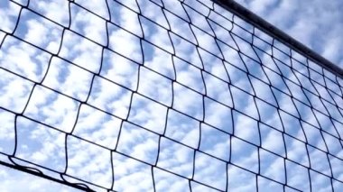 Voleybol ağını kapat. Rüzgarda sallan. Siren bulutlu parlak bir gökyüzüne doğru.