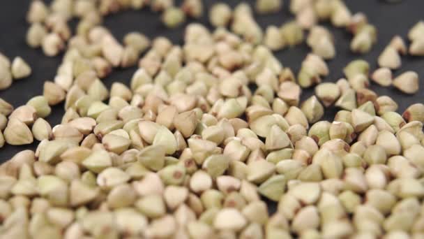 Produk Bio Buckwheat Hijau Dituangkan Dalam Gerakan Lambat Pada Permukaan — Stok Video