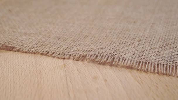 生物生态产品绿色荞麦以慢镜头的形式落在木制和麻袋表面 未煮熟的谷物 — 图库视频影像