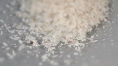 Psilyum kabukları gri bir kaseye dökülür. Yakın plan. Makro atış. Gıda takviyesi konsepti. Seçici odaklanma. Bitki yumurtası