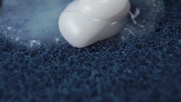 Desinfecção Gel Branco Limpeza Flui Para Superfície Texturizada Esponja Macro — Vídeo de Stock