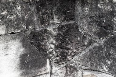 Siyah küflü çürük taş duvar. Soyut yıkım arkaplanı