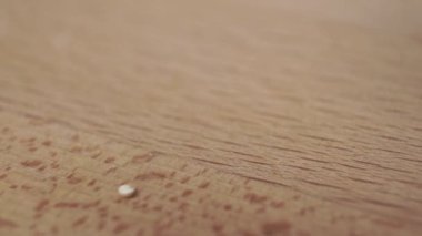 Pişmemiş organik kinoa tohumları tahtaya saçılmış. Karışık. Ağır çekim. Makro.