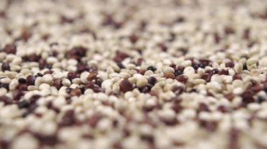 Kinoa tohumları yakında. Ağır çekimde düşüyorum. Üç farklı çeşit tahıl karıştırdım. Makro. Doli Vuruşu