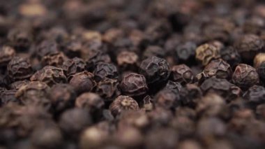 Biberler dönüşümlü olarak yakınlaşıyor. Makro atış. Kurutulmuş karabiber taneleri..