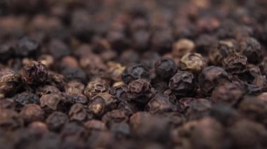 Baharatlı siyah biberler kapanıyor. Düş ve dön. Makro çekim