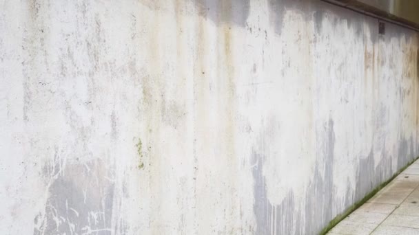 Eine Graue Wand Übermalt Mit Groben Strichen Weißer Farbe Kunststraße — Stockvideo