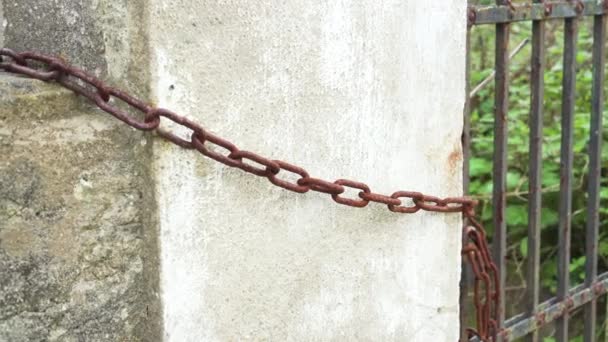 Old Rusty Chain Ties Iron Gate Concrete Fence Post Fencing — Stock Video