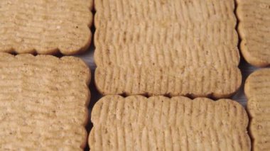 Detaylı desenli yüzeyi olan bisküviler yakın döndürülür. Makro. Seçici odak
