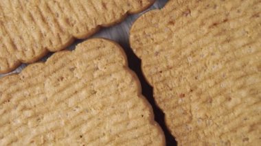 Klasik bisküviler yakın plan. Dokulu yüzey. Makro. Seçici odaklanma. Üst Manzara. Döndürme