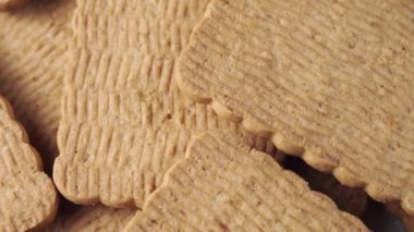 Detaylı yüzeyi olan gevrek bisküviler yakın çekim sırasında dönüşümlü olarak. Makro. Seçici odak