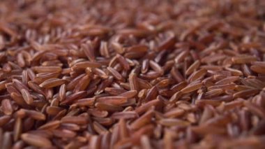 Ekolojik ürün kahverengi pirinç makrosu. Geleneksel Asya yemekleri. Çiğ pişmemiş diyet kırmızı pirinç. Doli Vuruşu