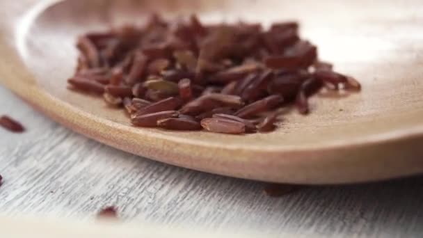 Tepelně Nevařená Hnědá Rýže Padá Zpomaleně Dřevěné Lžíce Tradiční Asijská — Stock video