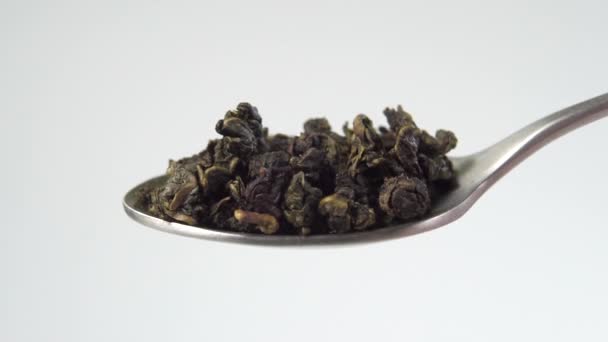 Πράσινο Τσάι Αποξηραμένα Φύλλα Μαργαριτάρι Ένα Κουτάλι Πτώση Στριμμένα Φύλλα — Αρχείο Βίντεο