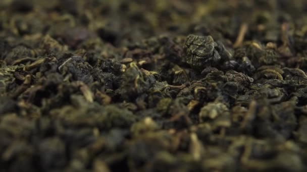 Suszone Liście Zielonej Herbaty Walcowane Spadają Zwolnionym Tempie Sterty Obrotem — Wideo stockowe