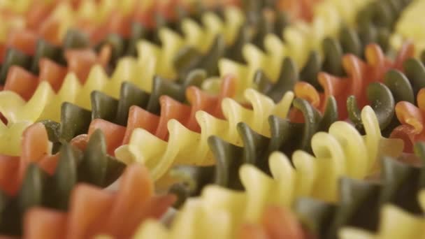 Paste Fusilli Italiene Nefierte Colorate Rânduri Apropiate Conceptul Bucătărie Mediteraneană — Videoclip de stoc