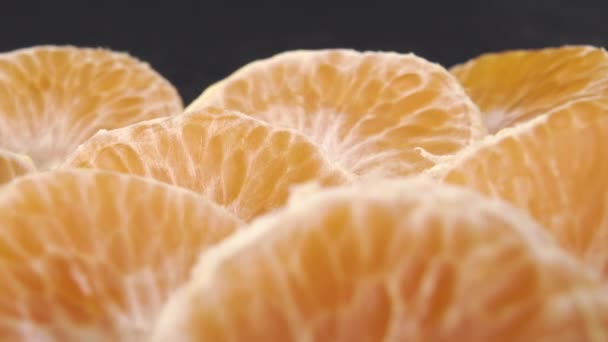 Fatias Tangerina Fecham Superfície Mandarina Descascada Texturizada Macro Dolly Shot — Vídeo de Stock