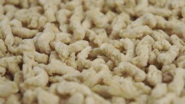 Pişmemiş, kurutulmuş soya gevreği. Döndürme. Makro çekim
