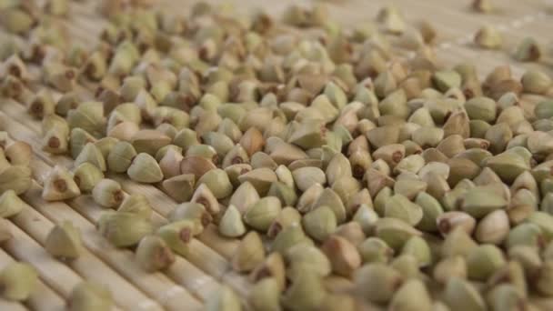 Pişmemiş Çiğ Karabuğday Taneleri Yavaş Çekimde Düşer Makro — Stok video
