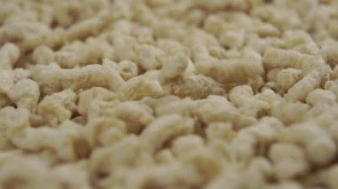 Granüler kurutulmuş soya yemeği. Dönüşümlü olarak ağır çekimde düş. Sebze gevreği. Makro çekim