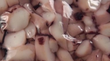 Plastik ambalajda dilimlenmiş donmuş ahtapot dokunaçları. Süpermarketin deniz ürünleri lezzeti