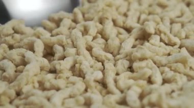 Kaşık desenli soya tanelerini kepçeler. Makro. Mısır gevreğinin yerine vejetaryen eti.