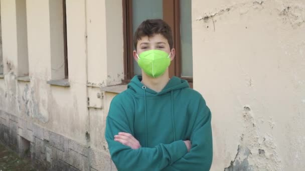 Porträt Eines Teenagers Mit Grüner Medizinischer Schutzmaske Kn95 Vor Dem — Stockvideo