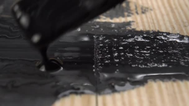 Pędzel Rysuje Abstrakcyjne Tło Czarną Farbą Drewnianym Płótnie Ciekłe Odważne — Wideo stockowe