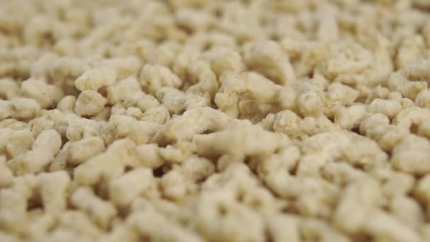 Les Granulés Soja Texturés Tombent Dans Une Pile Ralenti Macro — Video