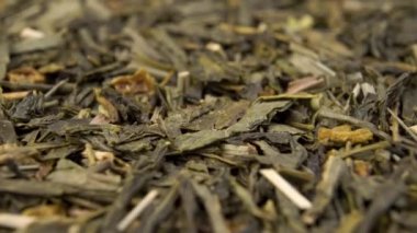 Kurutulmuş yeşil kenevir çayı yaprakları. Yakın çekim rotasyonu. Makro