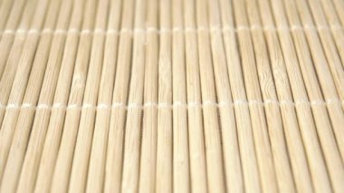 Kenevirli yeşil çay ve yakın plan gül çalısı. Bambu bir paspasın üzerine ağır çekimde düşmek. Şifalı bitkisel tedavinin kurumuş yaprakları ve marihuana. Makro