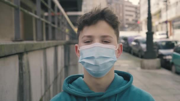 길에서 일회용 보호용 마스크를 미소짓기 코로나 바이러스 예방에 — 비디오