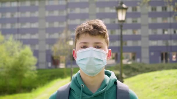 Молодой Студент Медицинской Защитной Маске Рюкзаком Фоне Здания Университета Уличной — стоковое видео